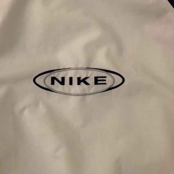 2000s Nike windbreaker in great condition. - Picture 3 of 3